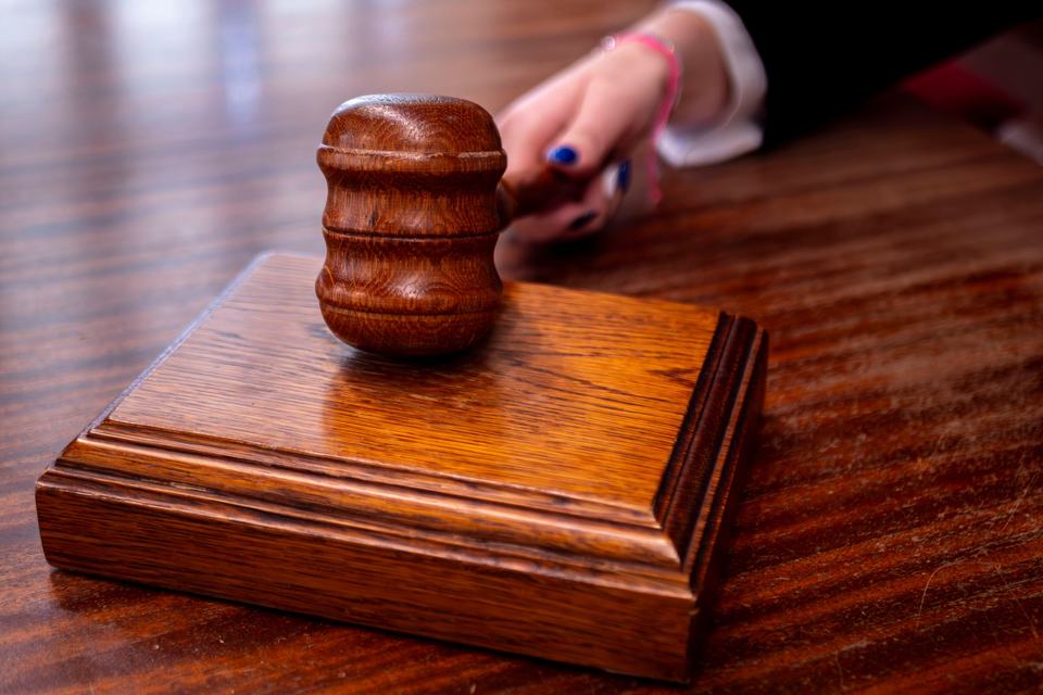 Деревянный судейский молоток на столе: символ правосудия